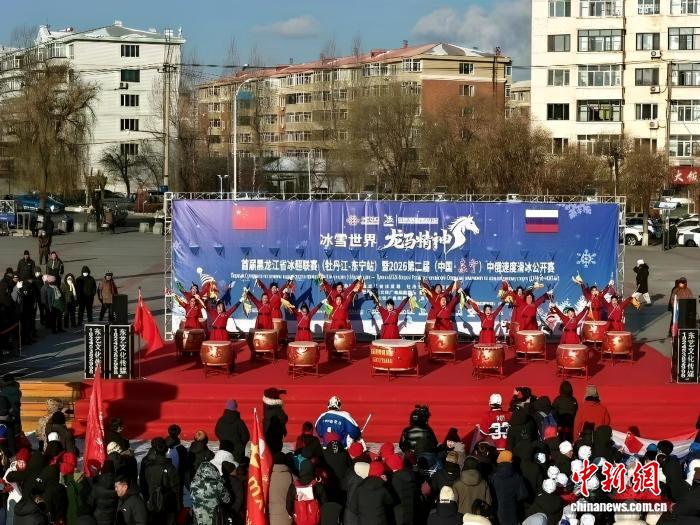 中俄350余名运动员在东宁竞技速度滑冰，构筑边