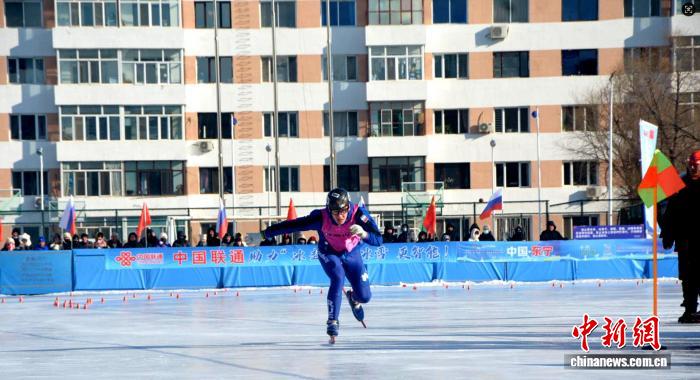 中俄350余名运动员在东宁竞技速度滑冰，构筑边