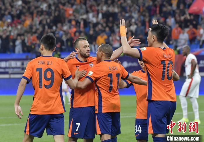 中超：青岛海牛主场3-0力克长春亚泰，收获赛季