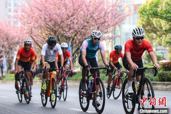 以赛为媒促友谊：第十五届福泉国际自行车节盛