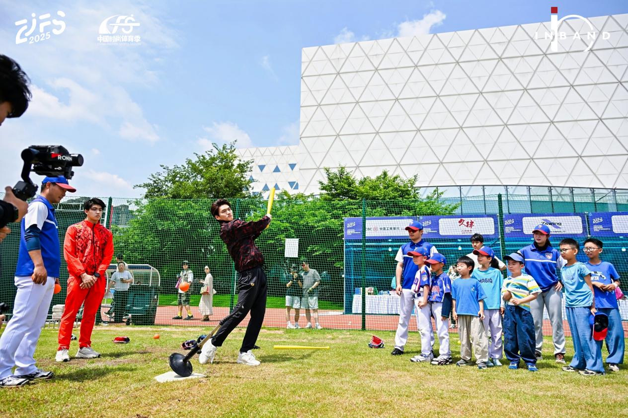 徐嘉余等名将现身黄龙体育中心 助阵中国时尚体