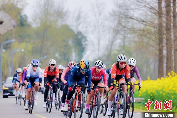 油菜花田旁的激烈骑行对决落幕：成都新津站车