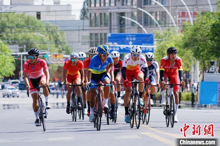 刘建坤单飞夺赛段冠军 环青海湖赛第三赛段精彩