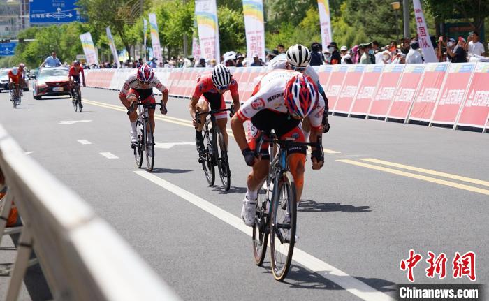 刘建坤单飞夺赛段冠军 环青海湖赛第三赛段精彩