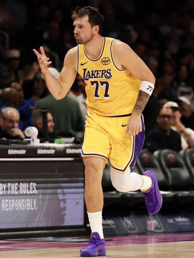 东契奇41分率湖人狂胜篮网 三月数据震撼哈登历