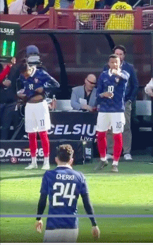 姆巴佩替补登场索要队长袖标引争议