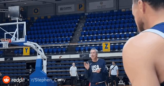 库里训练中连进地板反弹三分引热议